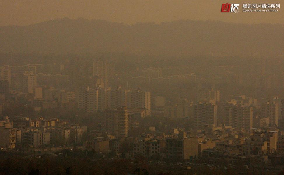 2012年12月4日，伊朗德黑兰空气污染严重。近段时间以来，德黑兰市区上空各类污染物含量、特别是空气中可吸入颗粒物的含量严重超标，空气质量急剧恶化。德黑兰市的机动车辆不断增加，汽车尾气排放量不断加大和德黑兰本身的地理位置是污染的两大原因。政府尝试进行人工降雨或形成人工气流，将笼罩德黑兰的“烟雾”吹散，另外还采取推广清洁能源和淘汰老式汽车、提高汽车尾气排放标准等措施，但效果尚不明显。