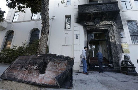 中国驻旧金山总领馆遭纵火最新消息：美联社报道，美国联邦调查局（FBI）探员大卫·约翰逊（David Johnson）称，FBI正在调查中国驻旧金山总领馆1日遭纵火案，因为此案威胁了美国的国家安全，他还表示此案件跟恐怖主义无关。不过大卫·约翰逊并没有就犯罪分子的作案动机等问题进行进一步说明。