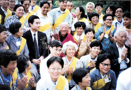 张海陪同夏日东活佛在五台山传法（据说张海请夏给弟子“灌顶”达数万人。）