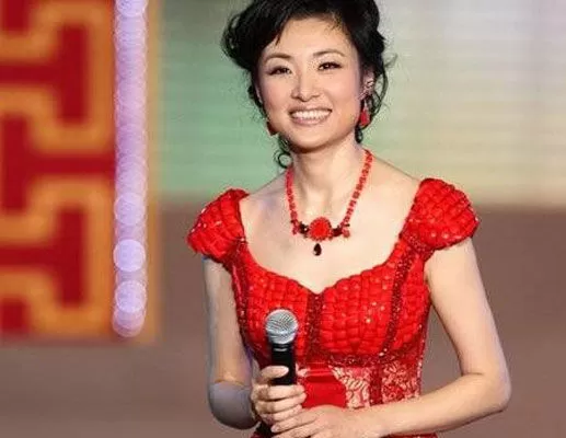细数春晚30年之“最”：刘晓庆是春晚最早的春晚女主持人