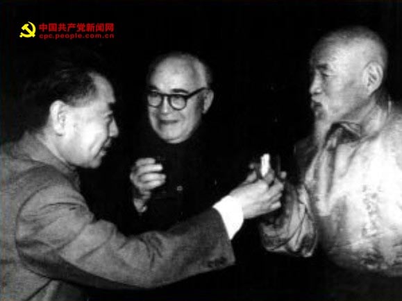 1962年1月，周恩来在招待科技工作者的酒会上，和著名科学家钱三强（中）、周培源碰杯。