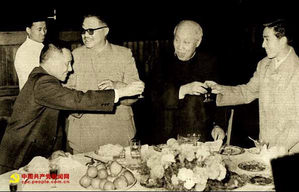 1956年1月4日，朱德向德意志民主共和国总统威廉·皮克祝酒。