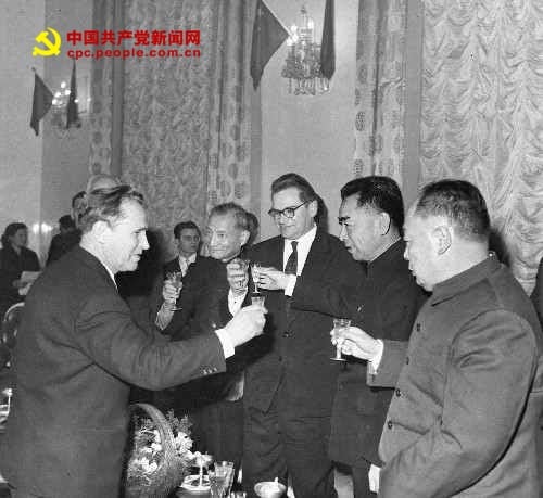 1954年11月7日，陈云同宋庆龄、康克清在一起。