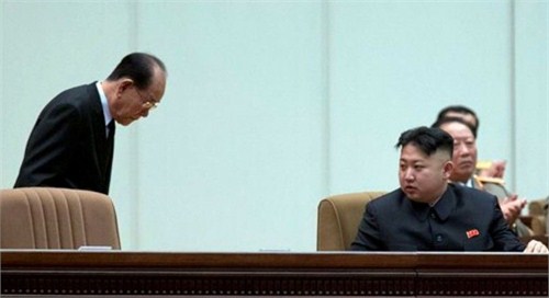 金永南向金正恩鞠躬