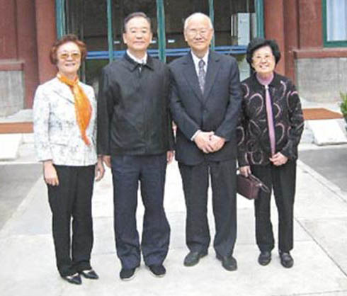 2011年，温家宝夫妇（左一、左二）在中南海会见吴康民夫妇，一向难得露面的温家宝夫人张培莉（左一）也出面