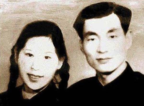 图为1956年,朱镕基与劳安在长沙的结婚照