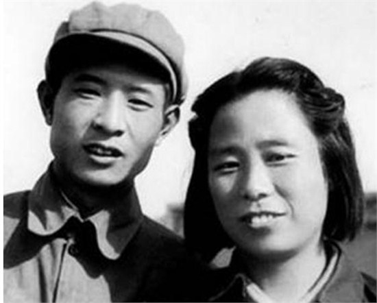 1948年，胡耀邦和妻子李昭在石家庄