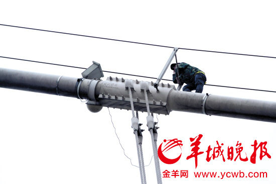男子爬到猎德大桥顶，拒听警方劝告，一直僵持着。