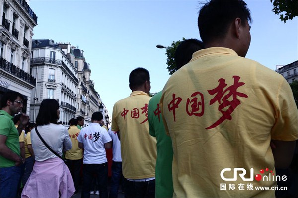 当地时间2014年6月15日，法国巴黎香榭丽舍大街。海外游子为“中国梦、强国梦”加油呐喊，抒发爱国情怀。
