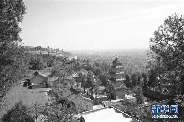 西安兴教寺（1980年12月11日发）。兴教寺位于陕西省西安市城东南的少陵原畔，始建于唐总章年间，因唐肃宗题额“兴教”而得名。寺内有唐高僧玄奘（602－664）墓塔，高5层，作正方形，底层有玄奘塑像，为全国重点文物保护单位。