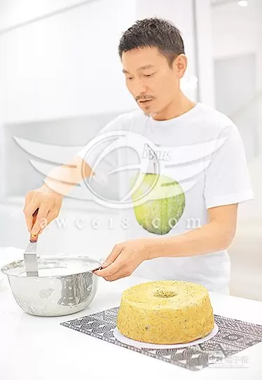 刘德华为2岁女儿做蛋糕庆生感叹家庭美满（图）