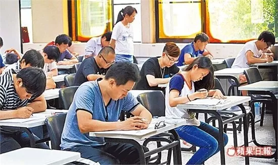 29日，台湾电力公司举行招考，830名需爬电杆的配电线路维护、抄表等的蓝领人员，吸引了11名博士、2100多名硕士，及12000多名大学毕业生报考。