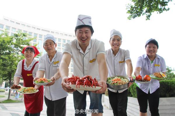 今日，南京航空航天大学食堂的大叔和阿姨们端着各食堂受学生追捧的特色菜肴，在南航特色建筑前摆起pose，为学校招生代言。