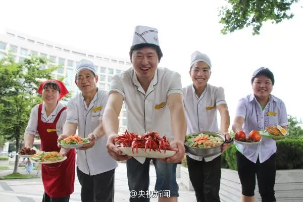 今日，南京航空航天大学食堂的大叔和阿姨们端着各食堂受学生追捧的特色菜肴，在南航特色建筑前摆起pose，为学校招生代言。