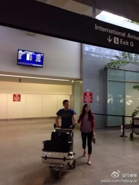 奶茶妹妹与刘强东现身旧金山机场