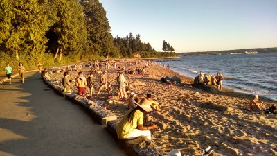 天氣變熱，史丹利公園沙灘的人潮明顯增多。（記者張耀仁／攝影）