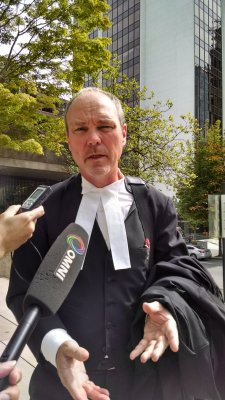 辯方律師杰特在庭外接受記者訪問。（記者張耀仁／攝影）