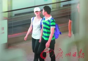 刘强东与奶茶妹妹牵手秀恩爱背同款双肩包（图）