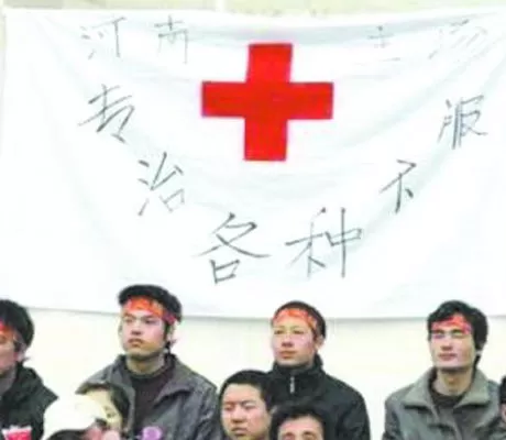 学生球迷打标语“别拍我！家长以为我在补课班” 盘点中超奇葩标语