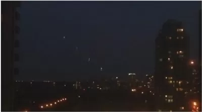 多倫多北面26日的夜空出現奇怪閃光，引起外星人入侵的懷疑。（取材自YouTube）
