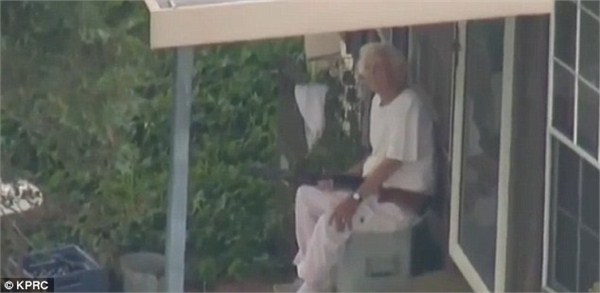 爱德考克太太持枪与特警对峙