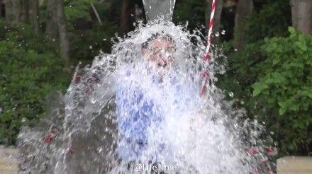 冰水倾桶而下