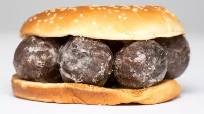 有網友調侃這宗併購案，漢堡麵包內不是牛肉餡而是Tim Hortons的甜甜圈。（CBC）