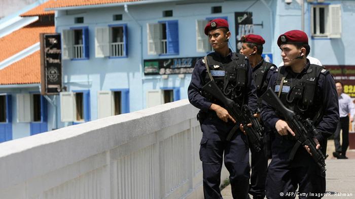Polizisten patroullieren in Singapur