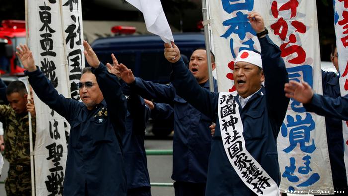 Japan Tokio Yasukuni Schrein Gedenken Kriegsende Rechtsaktivisten 