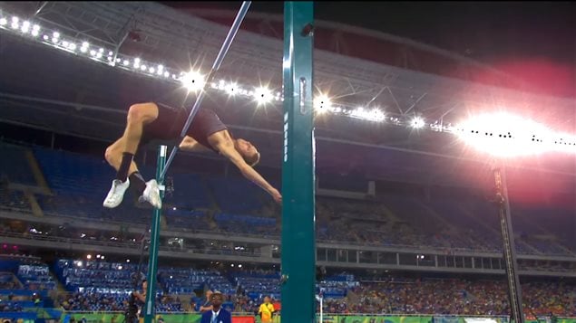 Derek Drouin跳2米38过杆时的优美瞬间