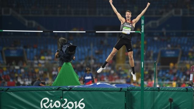 加拿大Derek Drouin以2米38的成绩获跳高金牌