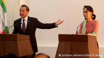 Chinesische und burmesische Flagge Besuch Aung San Suu Kyi in Peking