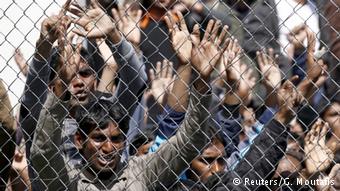 Griechenland Lesbos Flüchtlinge an Zaun / Protest vor Rückführung in Türkei