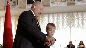 Parlamentswahlen in Weißrussland Lukaschenko mit Sohn (REUTERS)