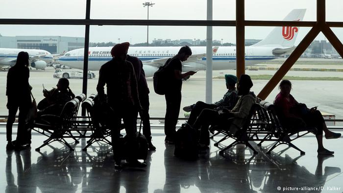 China Peking Flughafen Passagiere (picture-alliance/D. Kalker)