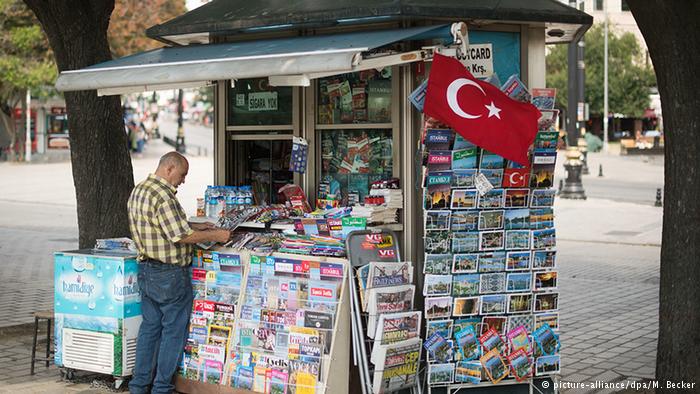Türkei Kiosk in Istanbul (picture-alliance/dpa/M. Becker)