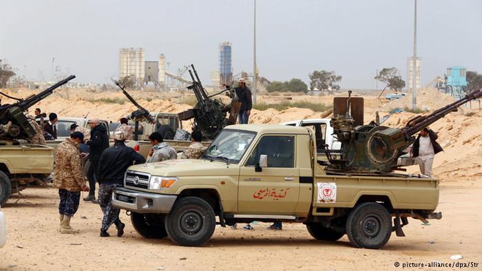 Libyen Kämpfe bei Sirte (picture-alliance/dpa/Str)