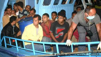Flüchtlinge vor Sizilien 2004 (picture-alliance/dpa/F. Lannino)