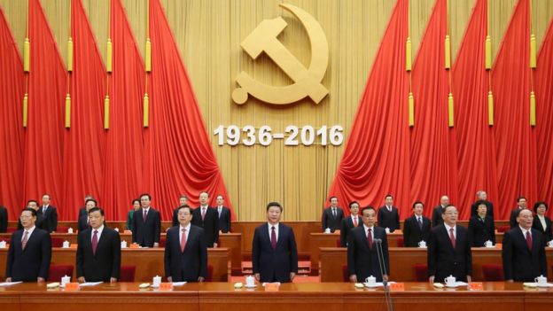 习近平（中）与中共中央政治局常委出席纪念长征80周年大会（新华社图片21/10/2016）