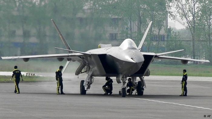 China Militär Kampfflugzeug J-20 Tarnkappenbomber (AP)