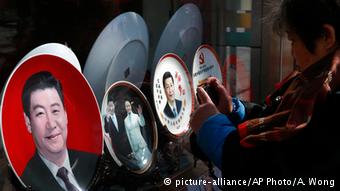 China Personenkult Teller mit Bild von Präsident Xi Jinping (picture-alliance/AP Photo/A. Wong)