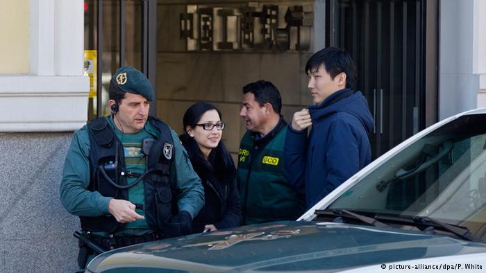 Spanien Madrid Polizei und Asiate vor Chinesischer Bank (picture-alliance/dpa/P. White)