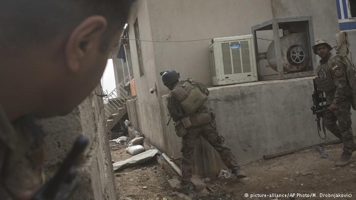 Irak Mossul Gogjali, Häuserkampf Irakische Armee (picture-alliance/AP Photo/M. Drobnjakovic) )