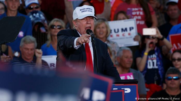 USA Florida naples Wahlkampf Präsidentenwahl Trump (picture-alliance/AP Photo/ E. Vucci)
