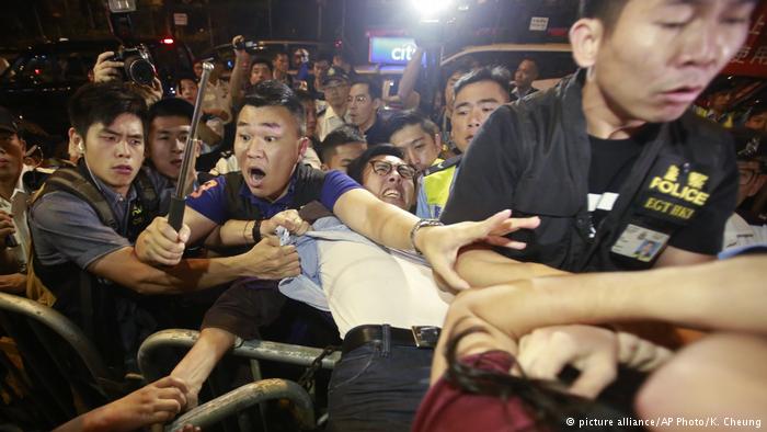 China Tausende demonstrieren in Hongkong gegen Einmischung aus Peking (picture alliance/AP Photo/K. Cheung)