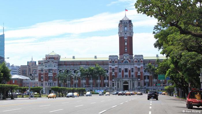 Taiwan Taipei Ketagalan Boulevard vor dem KMT Hauptquartier (Ilon Huang)