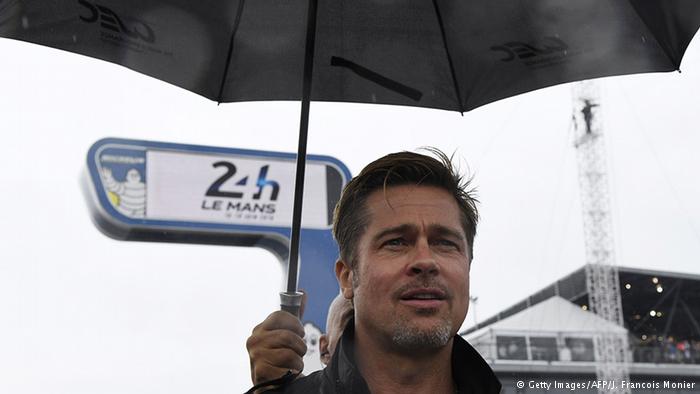 Frankreich - Brad Pitt steht im Regen bei 24 Rennen von Le Mans (Getty Images/AFP/J. Francois Monier)