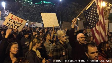 USA Proteste gegen Donald Trump in Oregon (picture-alliance/AP Photo/The Oregonian/J. Ryan)