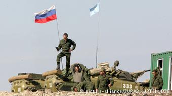 Russland Soldaten Checkpoint Georgien (picture-alliance/ZURAB KURTSIKIDZE)