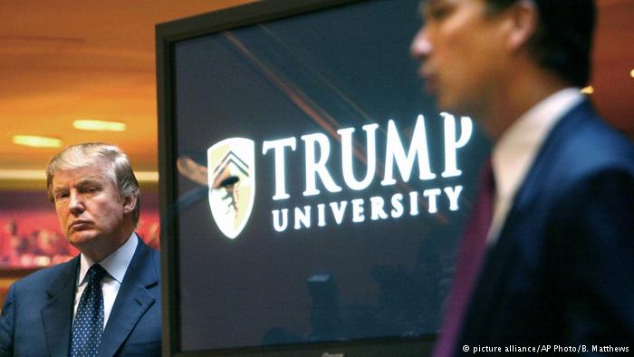 Donald Trump Universität Schild (picture alliance/AP Photo/B. Matthews)